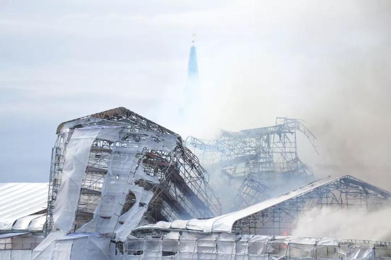 'Notre Dame'ı olarak tanımlanan 400 yıllık eski Borsa binasında yangın