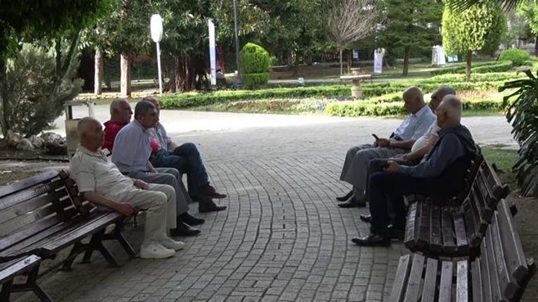 Adana'da Nisan ayında sıcaklık rekoru kırıldı! Bunalan vatandaşlar kendini parklara attı