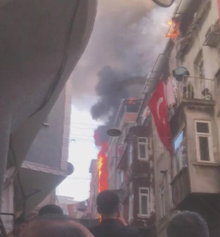 Son dakika: İstanbul'da bitişik iki binada yangın