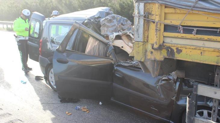 Feci kaza! Kamyonet TIR’a arkadan çarptı: Aynı aileden 3 kişi hayatını kaybetti