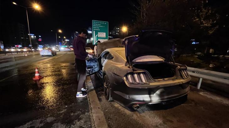 Lüks otomobil hareket halindeyken alev aldı