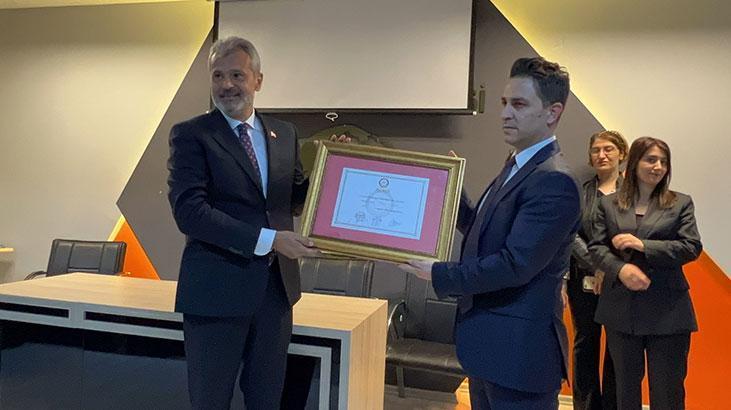 Hatay’ın yeni belediye başkanı Mehmet Öntürk mazbatasını aldı