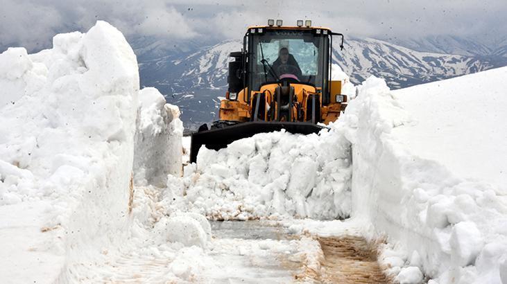 Nisan ayında 6 metre karla mücadele! Yolun açılması 3 gün sürecek