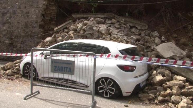 Site duvarının çökmesi sonucu iki otomobil altında kaldı