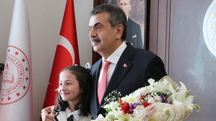 Bakan Tekin koltuğunu Irmak Genç’e devretti