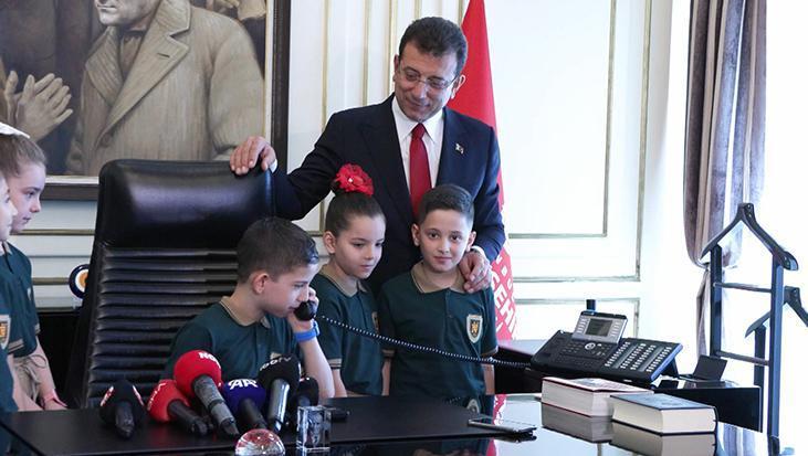 İmamoğlu’nun koltuğuna oturan 3’üncü sınıf öğrencisi Ali Selim’den telefonla talimat