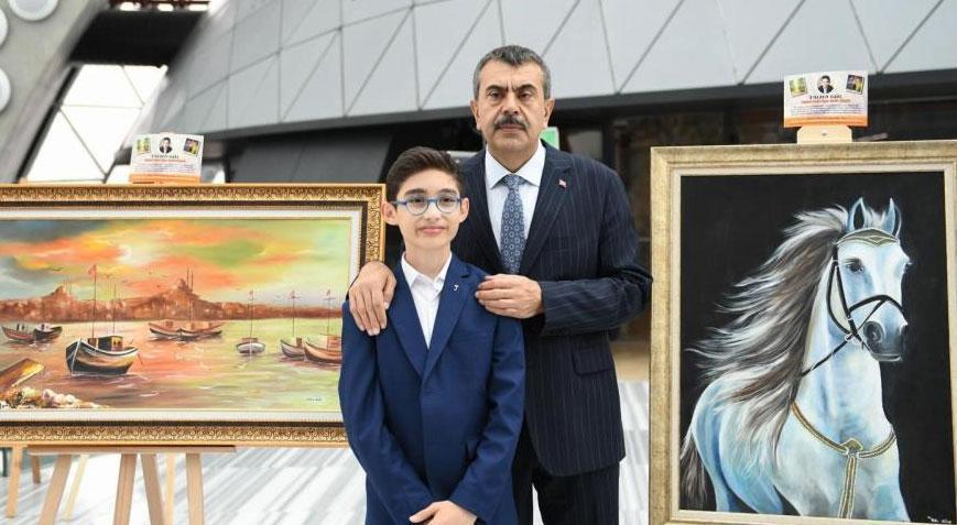 Bakan Tekin şehit polis memuru Hüseyin Gül’ün oğlu Talha’nın sergisini gezdi