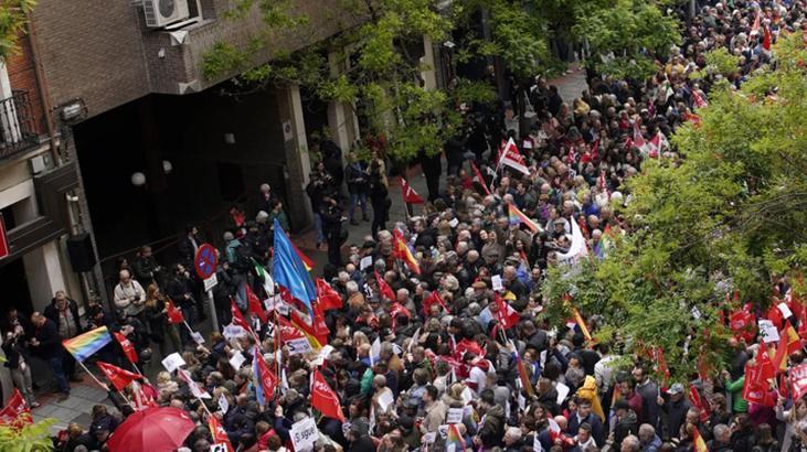 Madrid’de toplanan binlerce kişi, İspanya Başbakanı Sanchez’den istifa etmemesini istedi