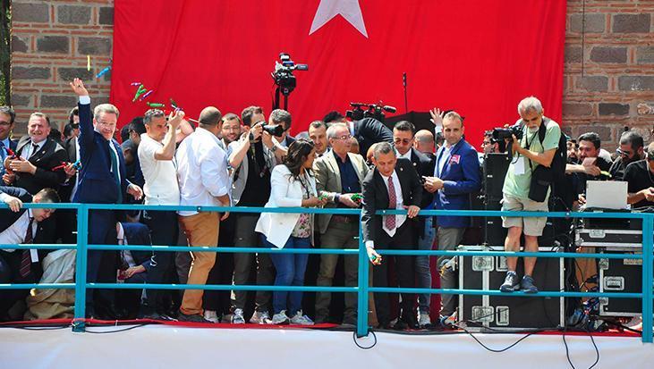 Manisa’da renkli görüntüler! 7 ton mesir macunu halka saçıldı