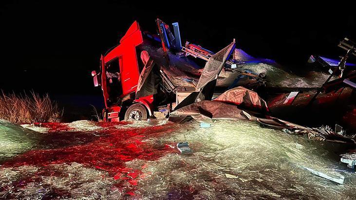 Niğde’de feci kaza! Kamyon ile TIR kafa kafaya çarpıştı