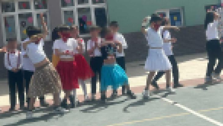 Okulda erkek öğrencilere etek giydirdiler! Tepki çeken görüntüye soruşturma