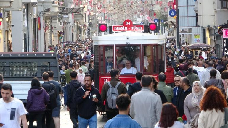 İstiklal Caddesi'nde yeni tramvaylar test sürüşüne başladı! Beğenen de var beğenmeyen de