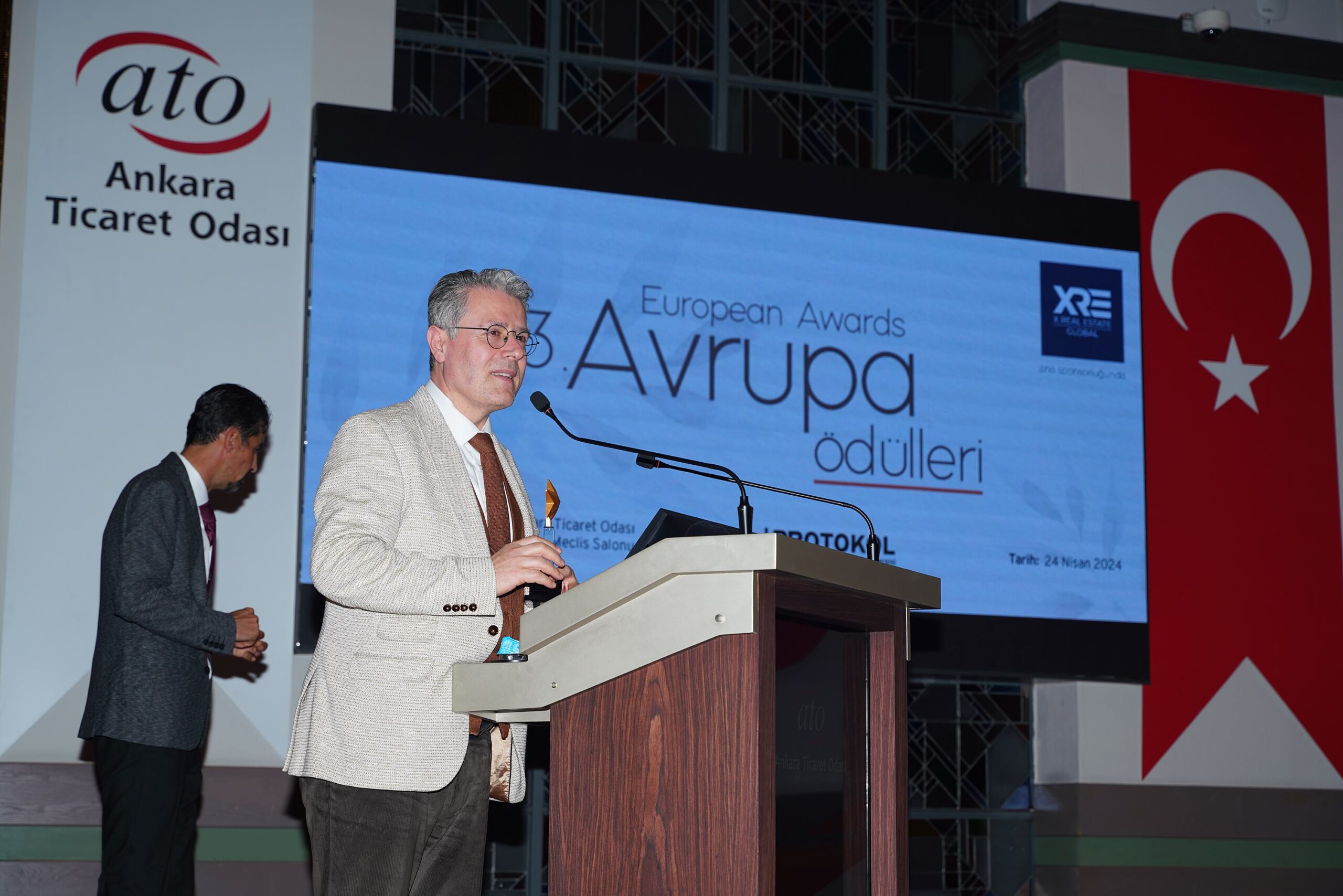 Gurbet Altay’a,”Toplumsal Gelişim ve İletişim Uzmanı Ödülü” verildi.