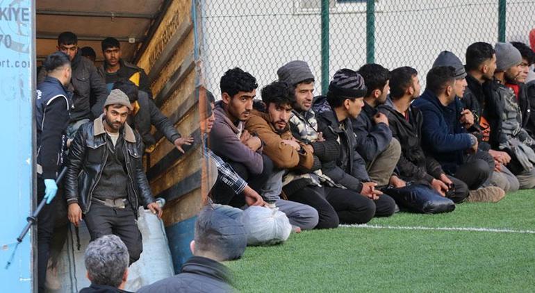 Yer: Amasya! Bakır yüklü TIR'ın dorsesinden 64 kaçak göçmen çıktı