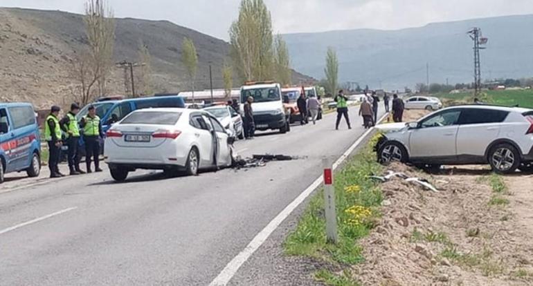 Malatya'da iki otomobil kafa kafaya çarpıştı! 3 ölü, 5 yaralı