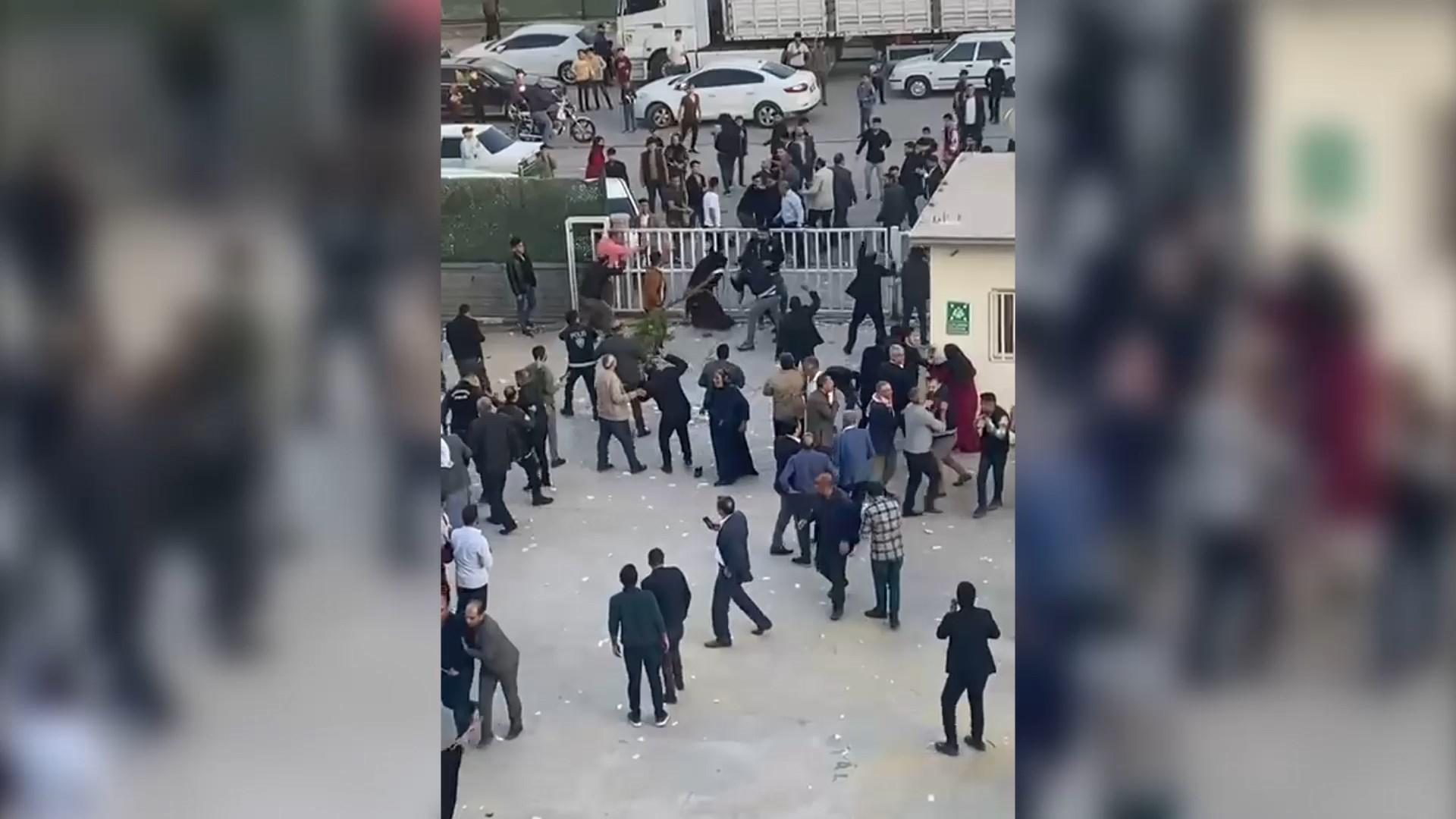 Şanlıurfa’da muhtarlık seçimi kavgası kamerada: 15 gözaltı