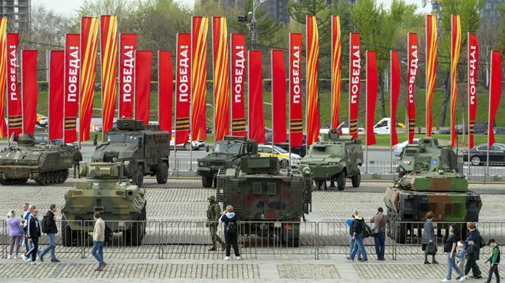 Rusya, Ukrayna’da ele geçirdiği Batı menşeli tankları Moskova’da sergiye çıkardı