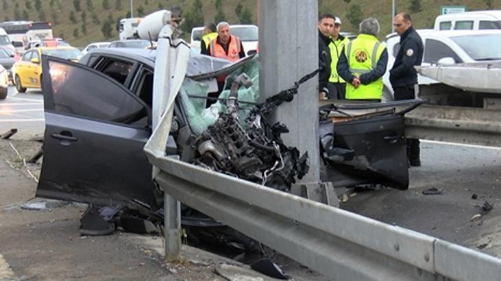 Eyüpsultan’da otomobil bariyerlere ok gibi saplandı