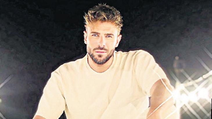 Annesiyle düet yapacak