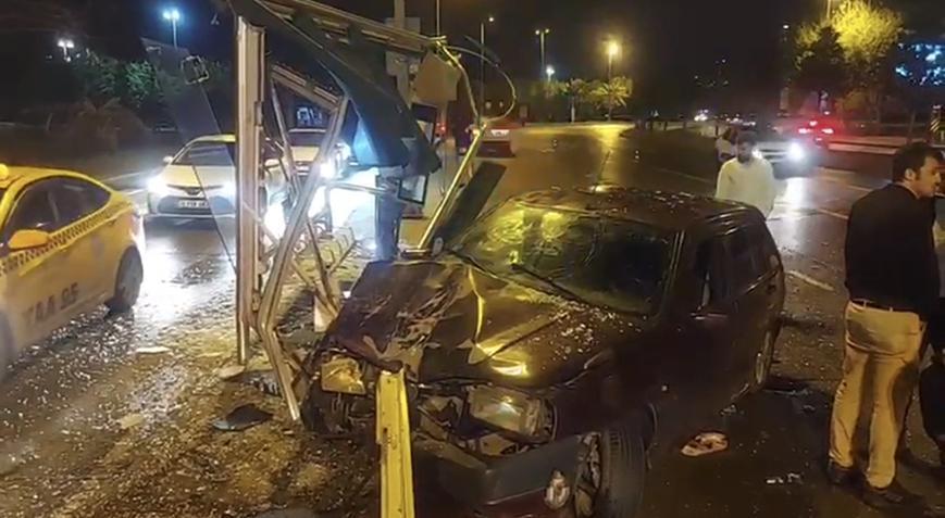 Maltepe’de otomobil otobüs durağına daldı