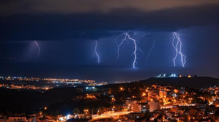 Kartpostallık görüntüler ortaya çıktı! Şimşekler geceyi aydınlattı