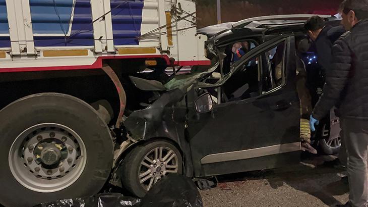 Bursa’da yolda duran TIR’a hafif ticari araç ok gibi saplandı: 1 ölü
