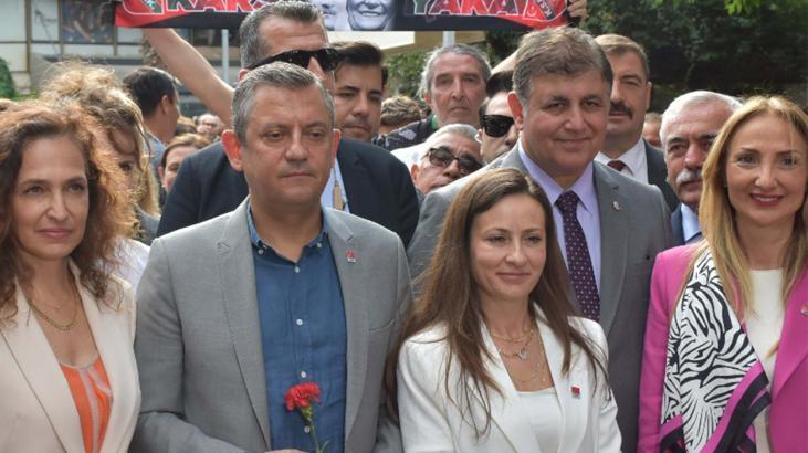 CHP lideri Özgür Özel, Zübeyde Hanım’ın mezarını ziyaret etti