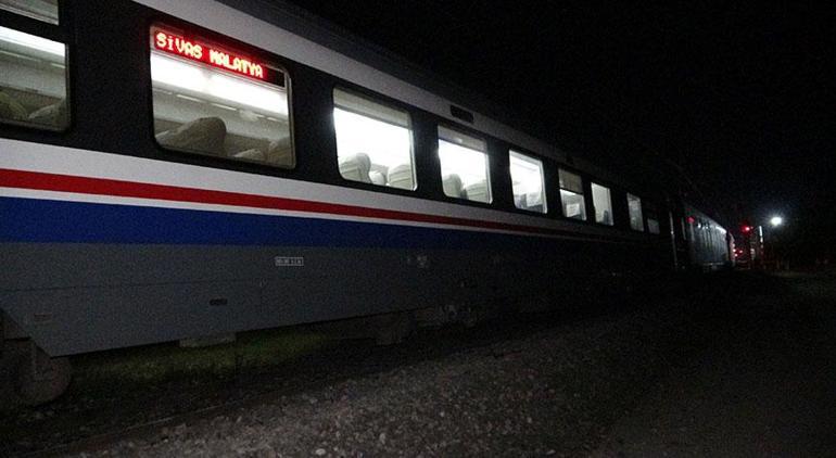 Malatya'da korkunç kaza! Trenin altında kalan aracın şoförü hayatını kaybetti