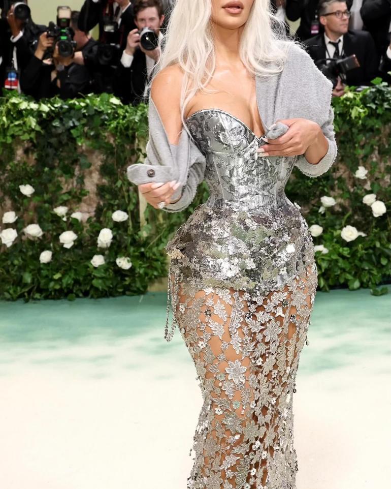 Met Gala'ya Kim Kardashian damgası! Korsesinin darlığı alay konusu oldu