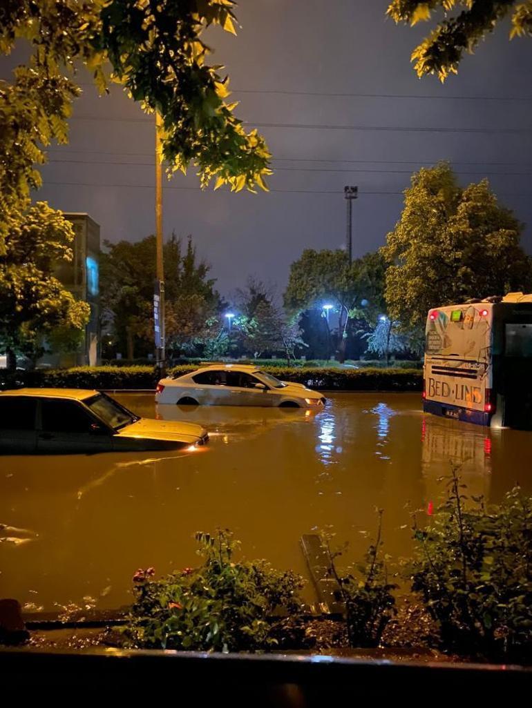 Ankara'da sel: Araçlar hasar gördü
