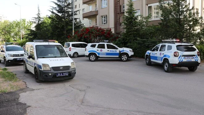 Eşinin Yüzünü Cam Parçasıyla Kesti