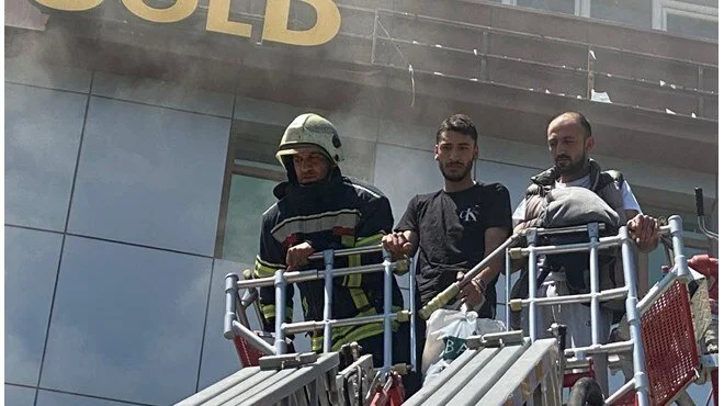 Elazığ’da Pansiyonda Yangın: 4 Kişi İtfaiye Tarafından Kurtarıldı