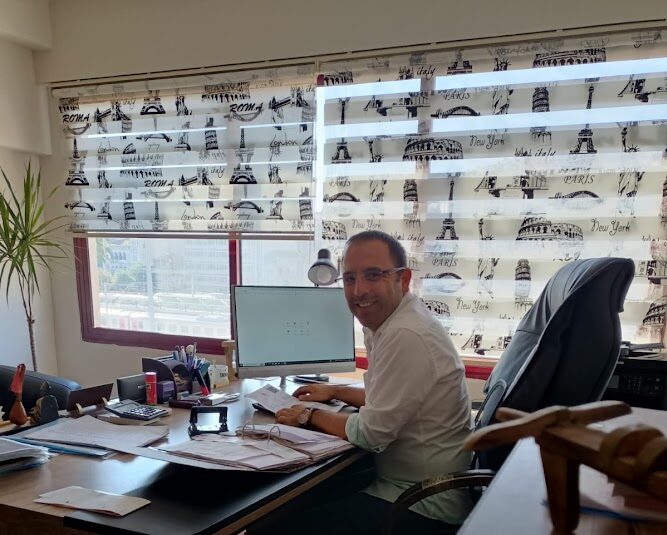 Serdar Şimşek: Tiyatro Sahnesinden YouTube Ekranlarına Uzanan Başarı Öyküsü