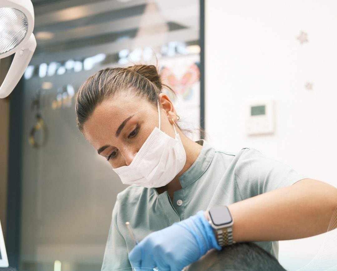 Marmaris’te Beyaz Kompozit Dolgular ve Kanal Tedavileri ile Sağlıklı Dişler