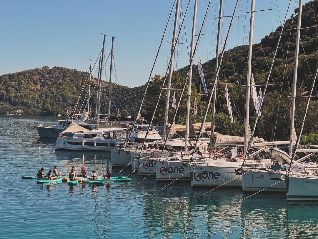 Sailors in Yellow Shorts: Göcek’te Yelkenli Teknelerle Rüya Gibi Bir Tatil