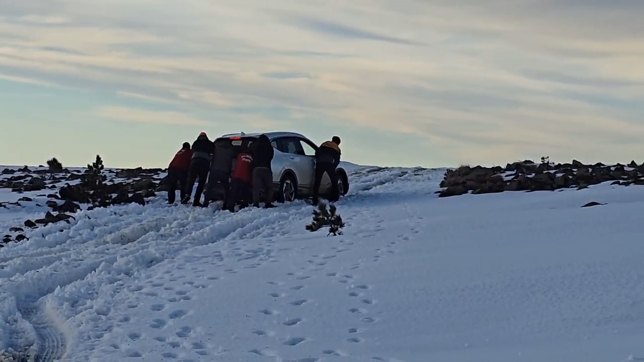 Kazdağları’nda kara saplanan araç kurtarıldı
