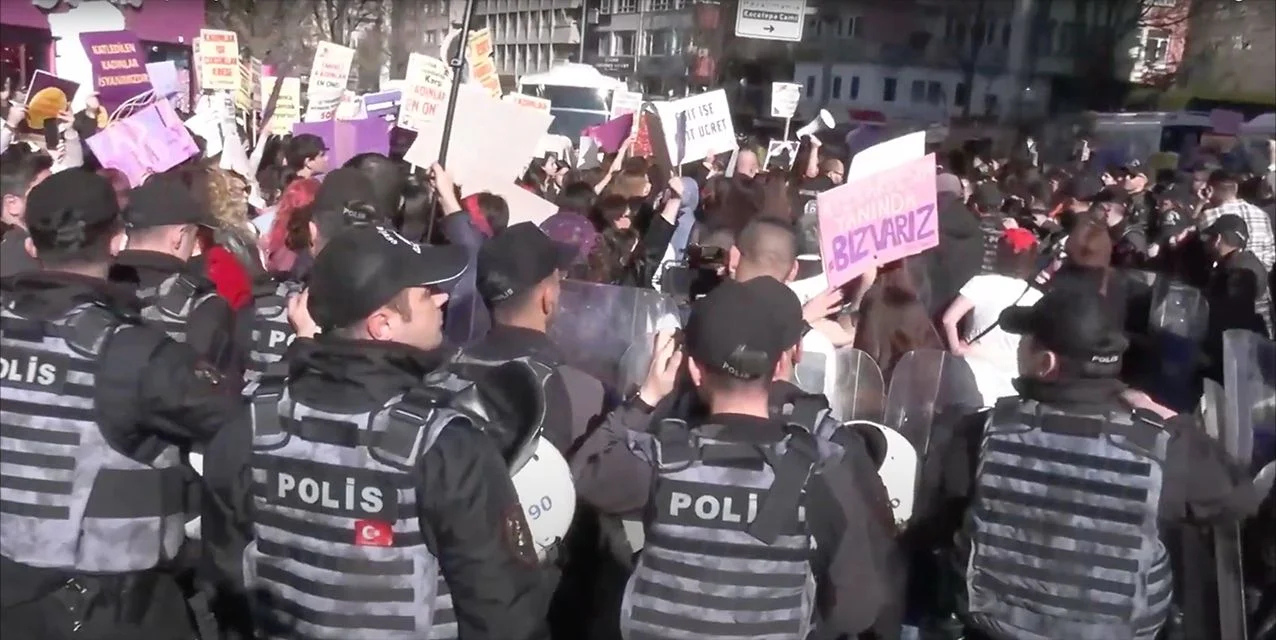Kadınların 8 Mart Eylemine Polis Müdahalesi