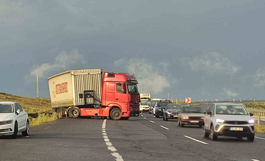 Ardahan-Kars Karayolunda Kayan TIR Trafiği Felç Etti!