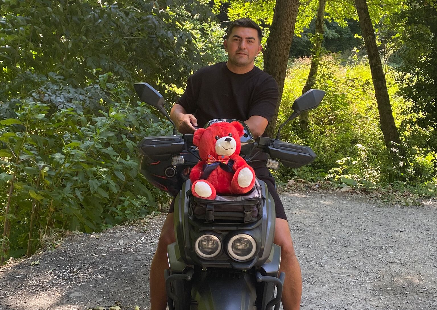 Ömer Ayhan’ın Kırmızı Ayıcığı: Trafikte Sorumluluk Hatırlatıcısı