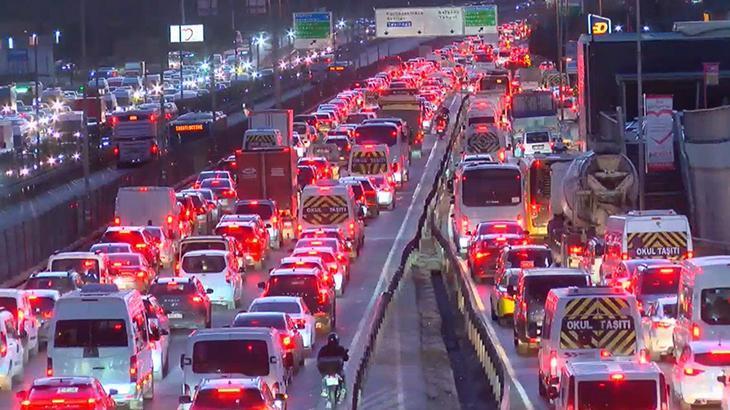 İstanbul’da Trafik Yoğunluğu Zirve Yaptı: Sürücüler Güçlükle İlerliyor