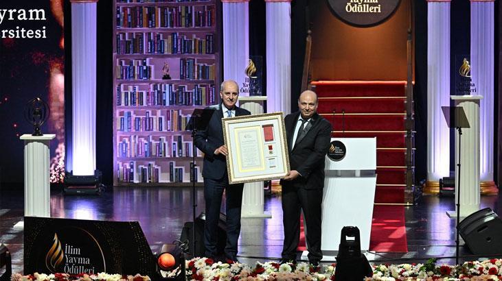 Kurtulmuş’tan Prof. Dr. Barış Bayram’a Ödül Takdimi