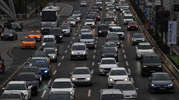 AVM Yolu Felç Oldu: 10 Dakikalık Mesafe Yarım Saati Aştı