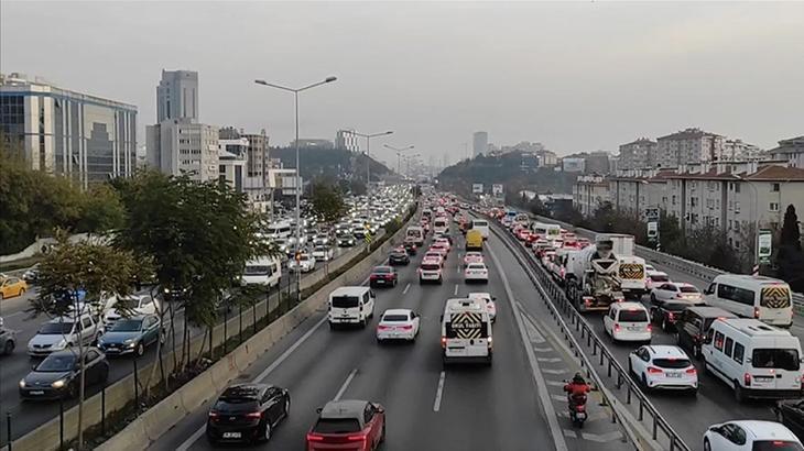 İstanbul Trafiği Akşam Saatlerinde Kilitlendi