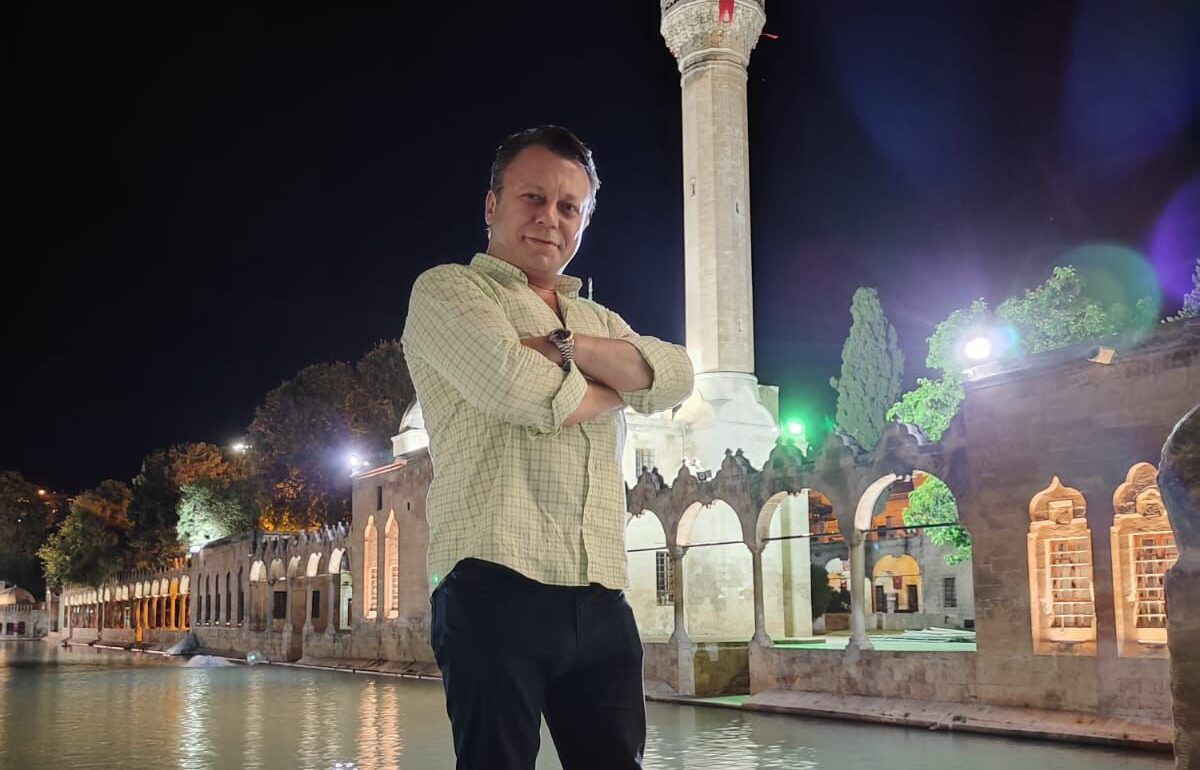 Onur Cavit İdin: Üretimden Ekrana Uzanan Çok Yönlü Bir Kariyer