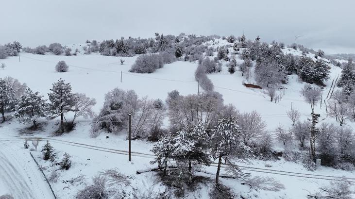 Kar bir anda bastırdı! Karayolu 3 saat trafiğe kapandı