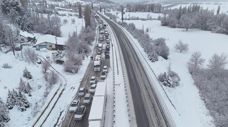 Kar bir anda bastırdı! Karayolu 3 saat trafiğe kapandı