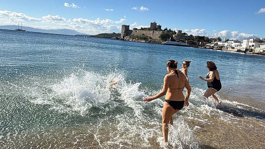 Soğuk Havaya Rağmen Bodrumda Deniz Keyfi