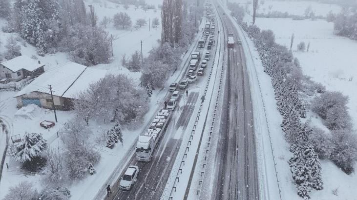 Kar Yağışı Hayatı Durdurdu: Karayolunda Trafik 3 Saat Kapalı Kaldı