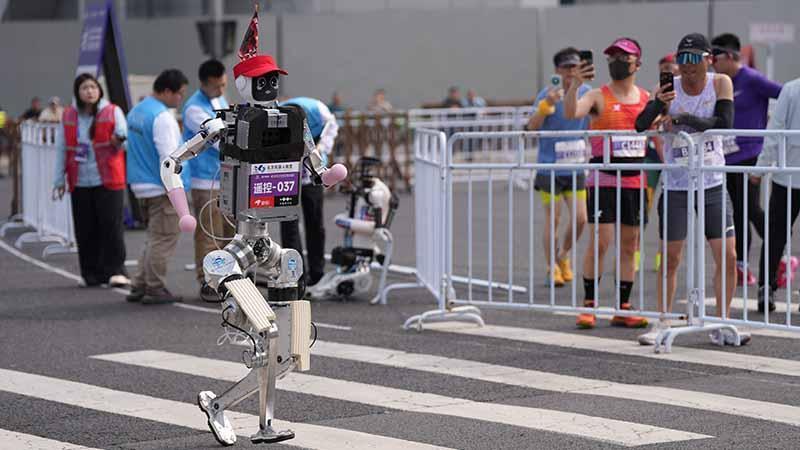 Pekin Yarı Maratonunda İnsansı Robot “Flash”tan Dünya Rekoru