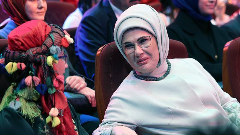 Emine Erdoğan’dan 23 Nisan Mesajı: “Çocuklarımız Umudumuzu Aydınlatıyor”